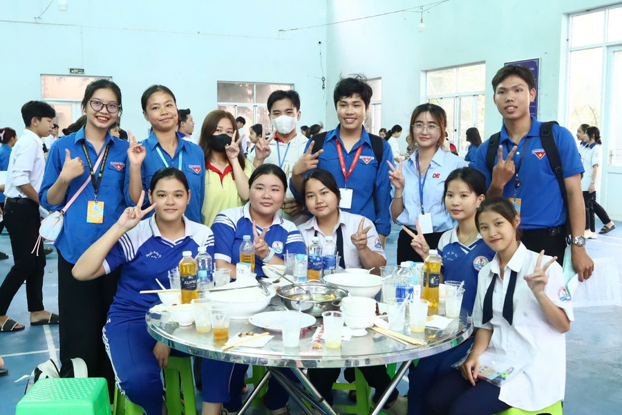 Các thí sinh ăn trưa miễn phí tại điểm thi Trường THPT Thốt Nốt. Ảnh: TP z6743630279524-d83b5c3291e7bdc5d485f17f3b606777.jpg