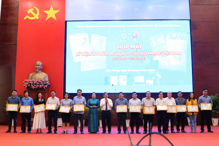 Lãnh đạo tỉnh Hậu Giang trao giấy khen cho các tập thể, cá nhân có thành tích trong công tác tuyên truyền của tỉnh. Ảnh: Trung Phạm.