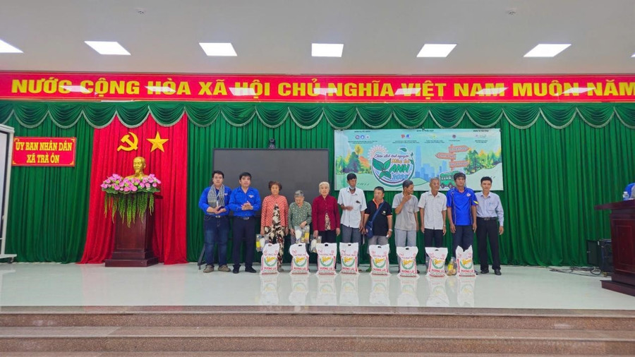 Trao tặng 150 phần quà cho người dân có hoàn cảnh khó khăn. Ảnh: Minh Hoàng. picture2.jpg
