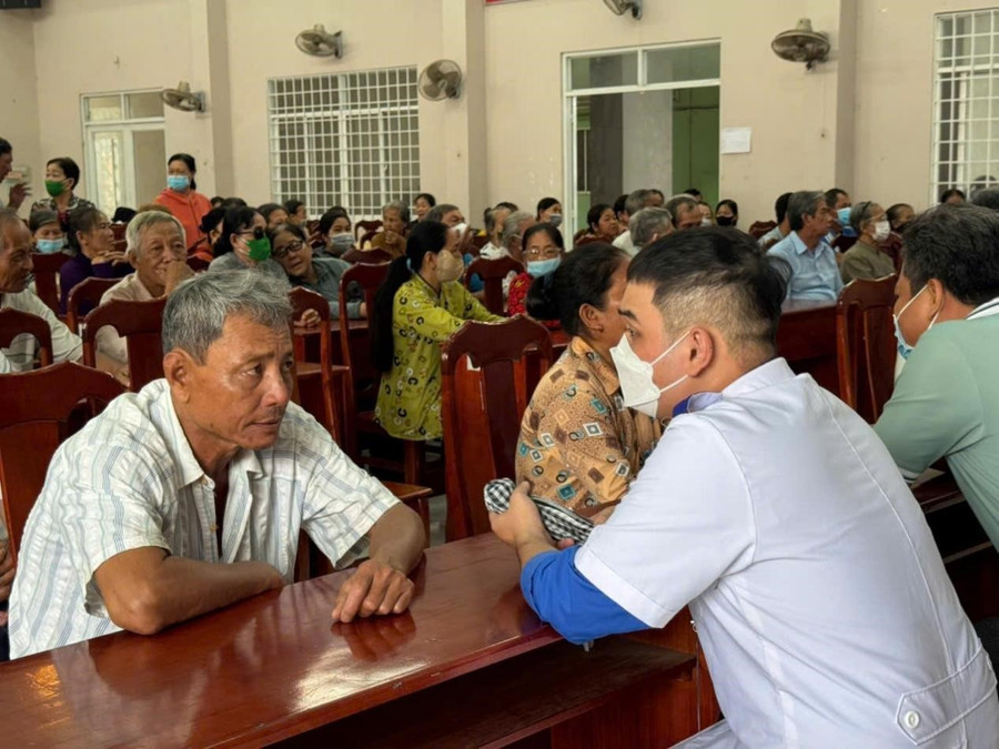 Khám bệnh và tư vấn sức khỏe cho người dân địa phương. Ảnh: Minh Hoàng. picture1.jpg
