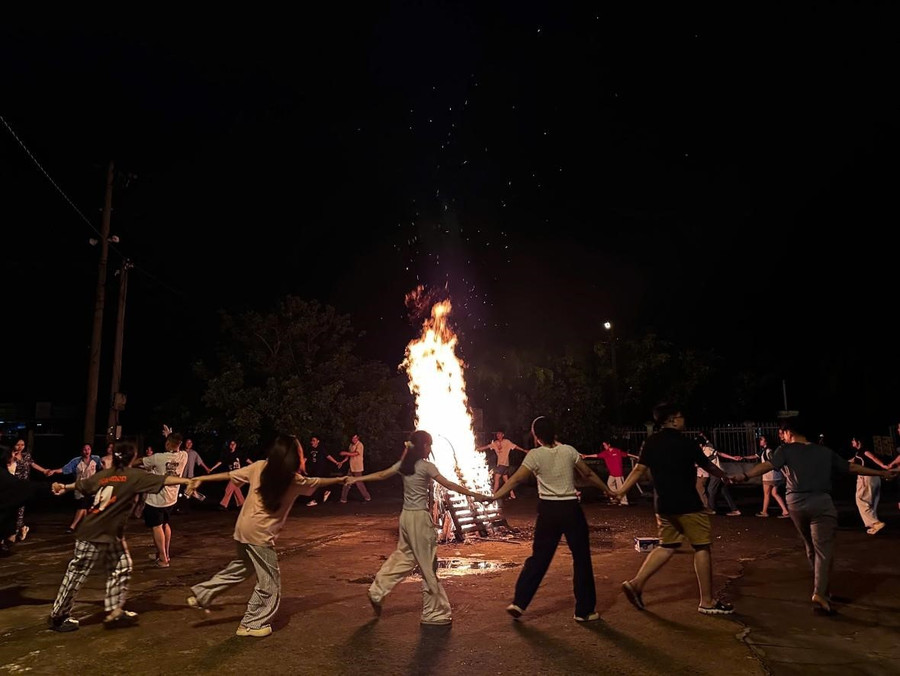  Hoạt động giải trí, giao lưu văn nghệ, đốt lửa trại cùng địa phương. Ảnh: Minh Hoàng.