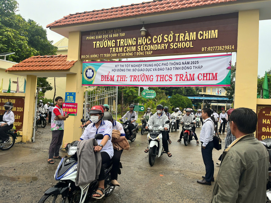 Các thí sinh khá phấn khởi sau khi kết thúc môn Toán. (Ảnh: Minh Hoàng) z6744615549232-b81504d69e37ec7f5d376b48b0153750.jpg