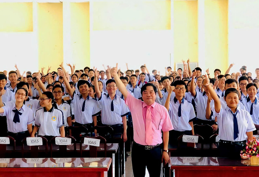 Hiệu trưởng Trường THPT Hoàng Diệu (Sóc Trăng) Phùng Kim Phú và học sinh. (Ảnh: Xuân Lương)