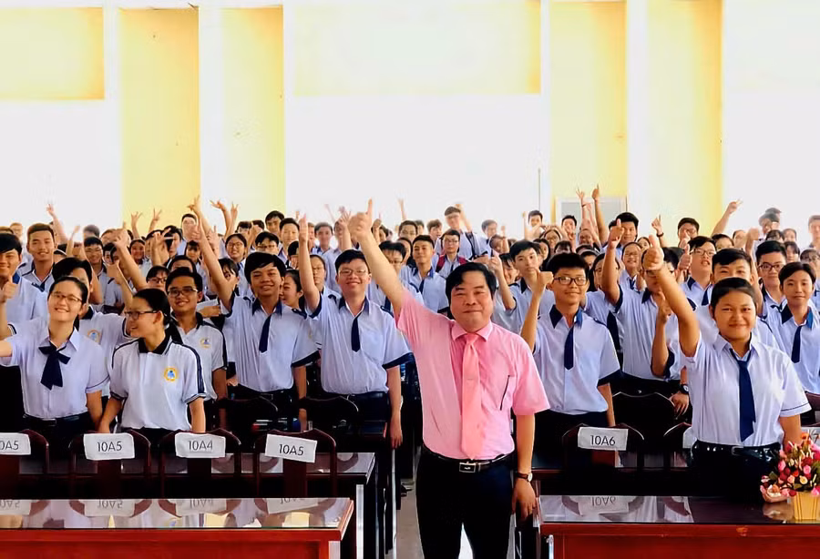 Hiệu trưởng Trường THPT Hoàng Diệu (Sóc Trăng) Phùng Kim Phú và học sinh. (Ảnh: Xuân Lương)