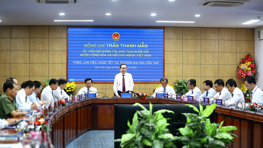Chủ tịch Quốc hội Trần Thanh Mẫn đến thăm, làm việc và chúc Tết tại Trường Đại học Cần Thơ. (Ảnh: T.P)