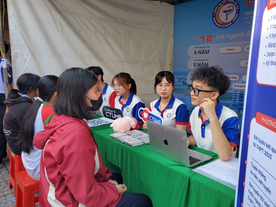 Học sinh đang được tư vấn các nội dung tuyển sinh của Trường ĐH Y Dược Cần Thơ, năm học 2024-2025. (Ảnh: Minh Hoàng)