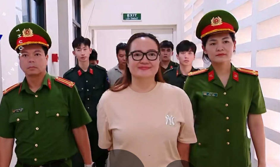 Hoàng Thị Hường bị khởi tố để điều tra về hành vi trốn thuế. Hoàng Thị Hường bị khởi tố để điều tra về hành vi trốn thuế.