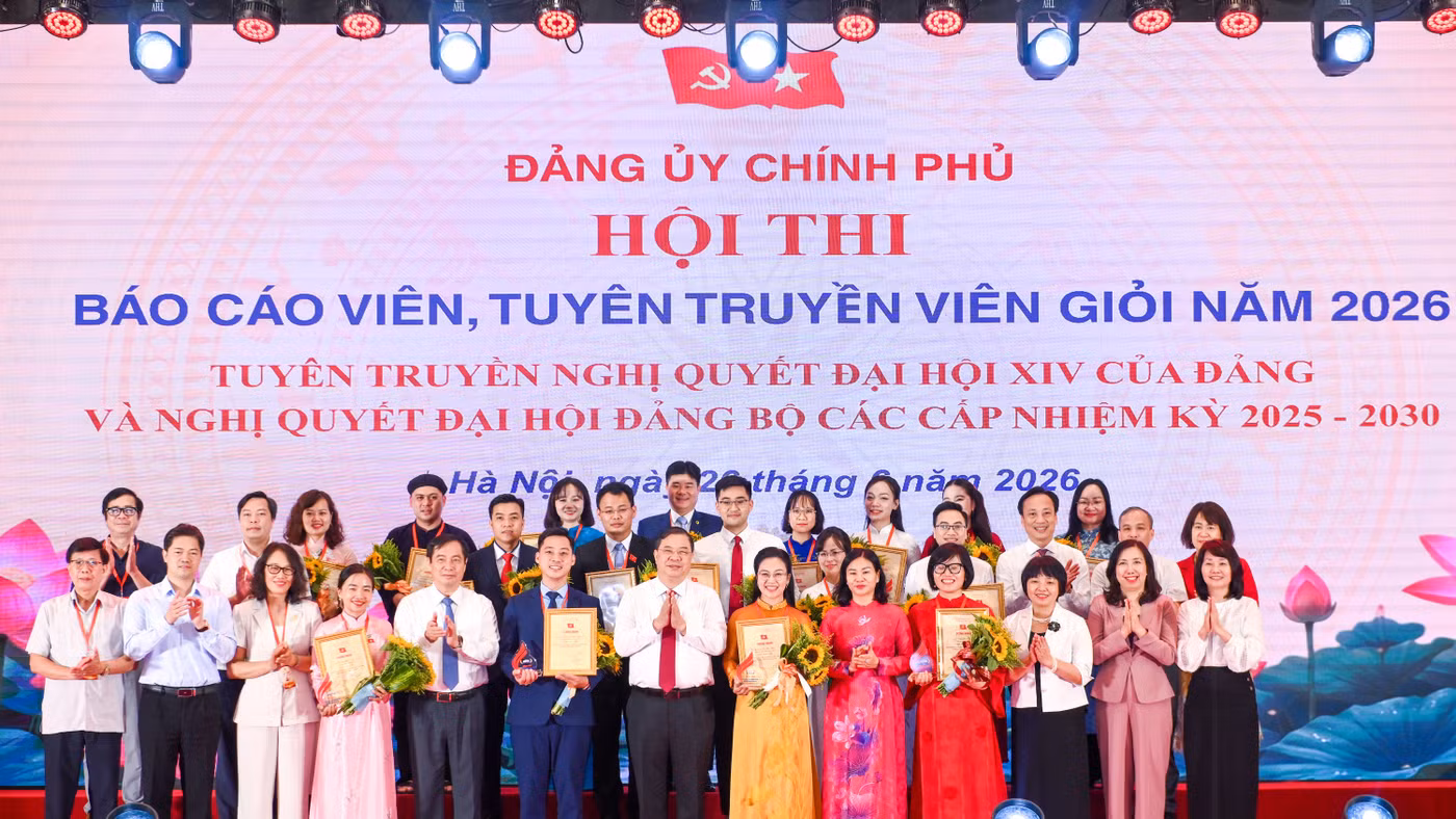 Uỷ viên Bộ Chính trị, Phó Bí thư Thường trực Đảng uỷ Chính phủ, Phó Thủ tướng Thường trực Chính phủ Phạm Gia Túc cùng các thí sinh tham gia cuộc thi.