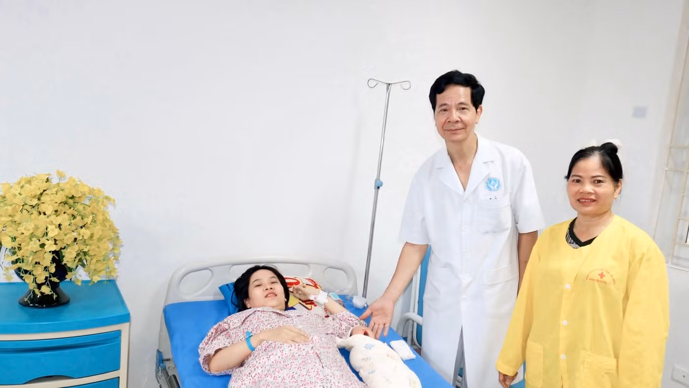 Sản phụ được chỉ định phẫu thuật lấy thai kết hợp bóc u xơ tử cung theo phương pháp mới, ít tổn thương và bảo tồn được tử cung. Ảnh: BVCC.