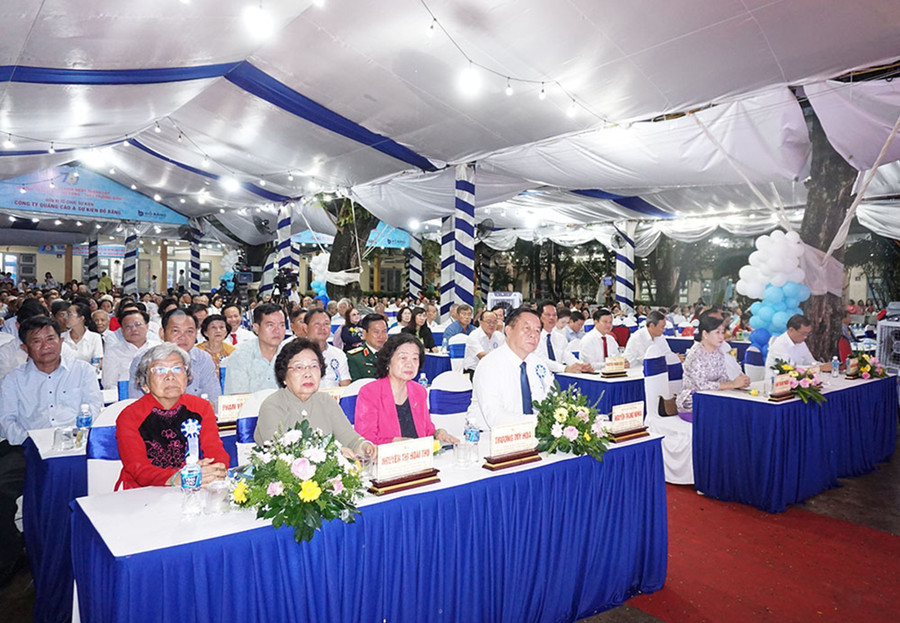 Đại biểu tham dự lễ kỷ niệm 70 năm thành lập THPT Trương Định.
