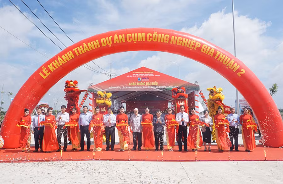 Các đại biểu thực hiện nghi thức khai trương dự án Cụm công nghiệp Gia Thuận 2.