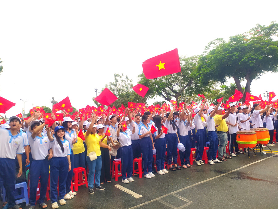 Đông đảo học sinh đến cổ vũ cho thí sinh Nguyễn Nhựt Lam, học sinh Trường THPT Cái Bè tại điểm cầu tỉnh Đồng Tháp.