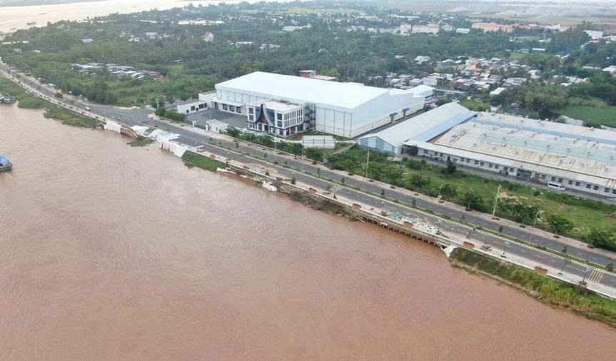 Hiện trạng sạt lở nghiêm trọng tại khu vực kè chống xói lở bờ sông Tiền tại xã Thường Phước.