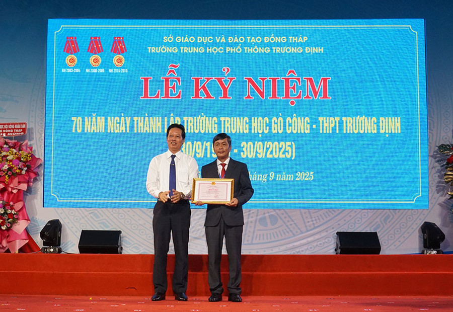 Phó Chủ tịch UBND tỉnh Nguyễn Thành Diệu trao Bằng khen cho Trường THPT Trương Định nhân kỷ niệm 70 năm Ngày thành lập trường. anh5.jpg