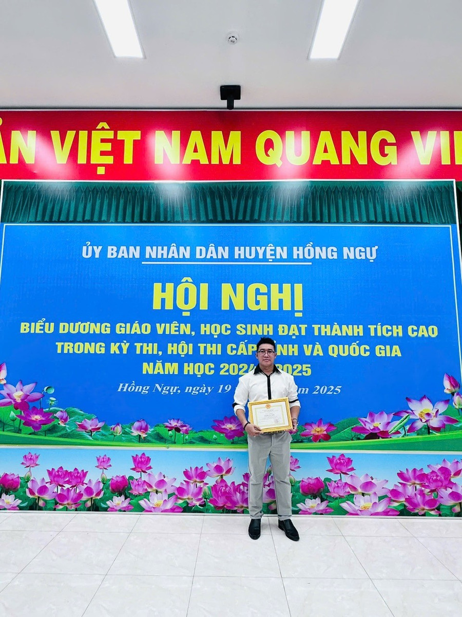 Thầy Ngoãn được biểu dương với thành tích cao trong kỳ thi, hội thi cấp tỉnh, quốc gia năm học 2024 – 2025. thay-ngoan-3.jpg