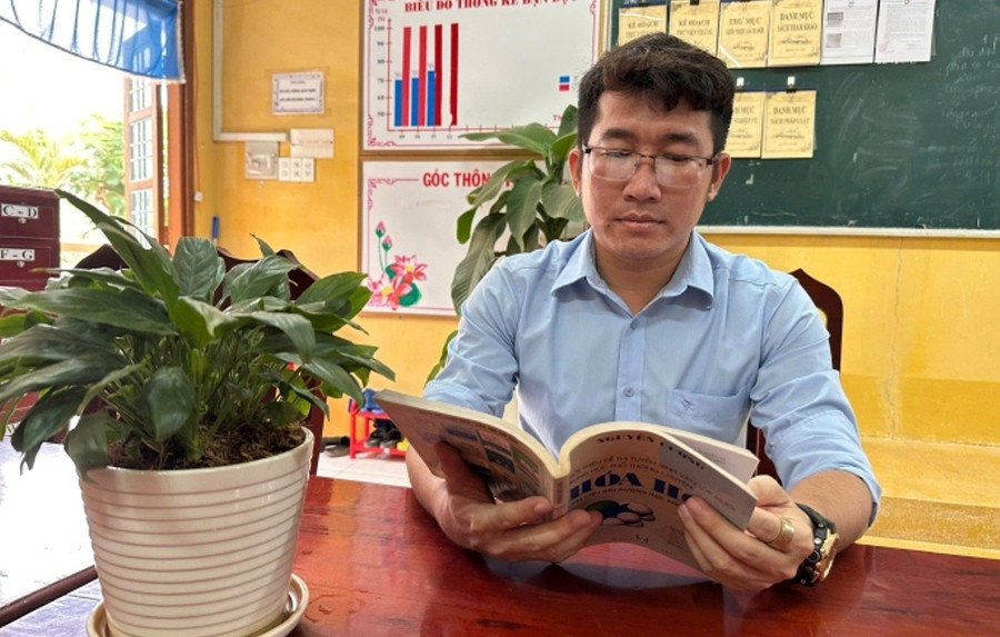 Thầy Bùi Văn Ngoãn luôn tận tụy, cống hiến hết mình với nghề giáo.