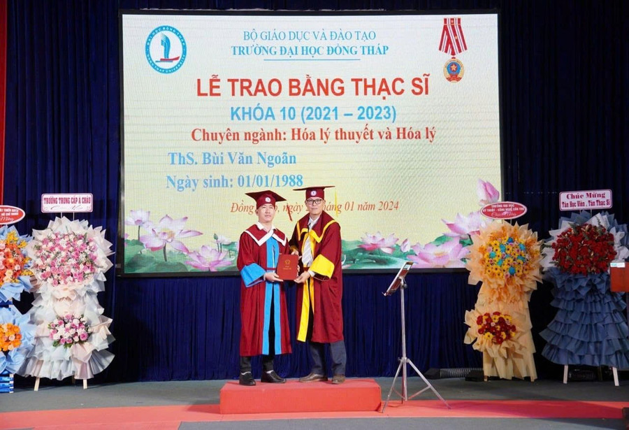 Thầy Bùi Văn Ngoãn nhận bằng tốt nghiệp thạc sĩ chuyên ngành Hóa Lý thuyết và Hóa lý, tiếp tục khát vọng cống hiến cho niềm đam mê Hóa học. thay-ngoan-2.jpg
