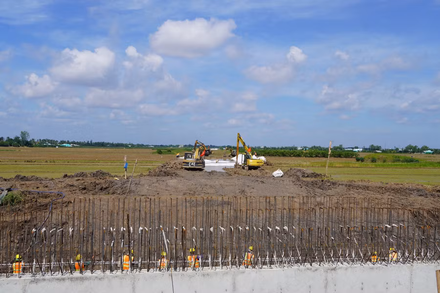 Tỉnh Đồng Tháp hiện thi công nhiều công trình giao thông trọng điểm, phục vụ phát triển kinh tế - xã hội. Ảnh minh họa.