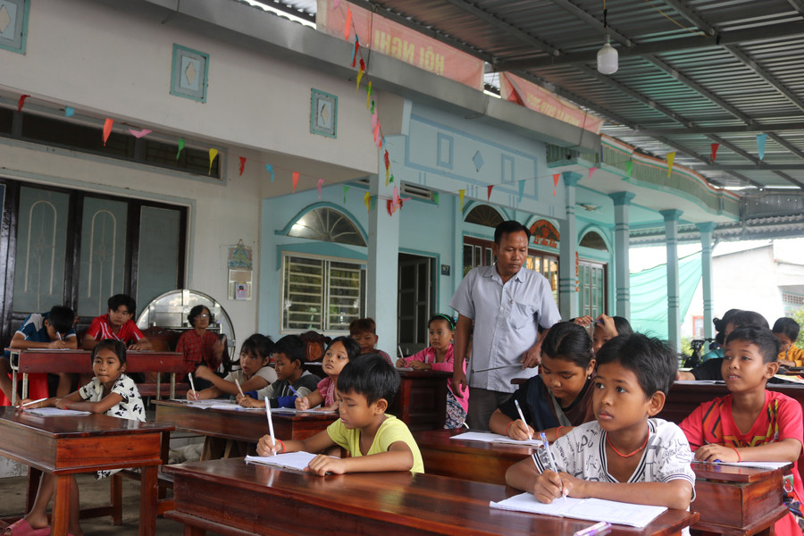 Học sinh theo học lớp dạy chữ Khmer tại ấp Thới Trường 1, xã Cờ Đỏ, TP Cần Thơ.