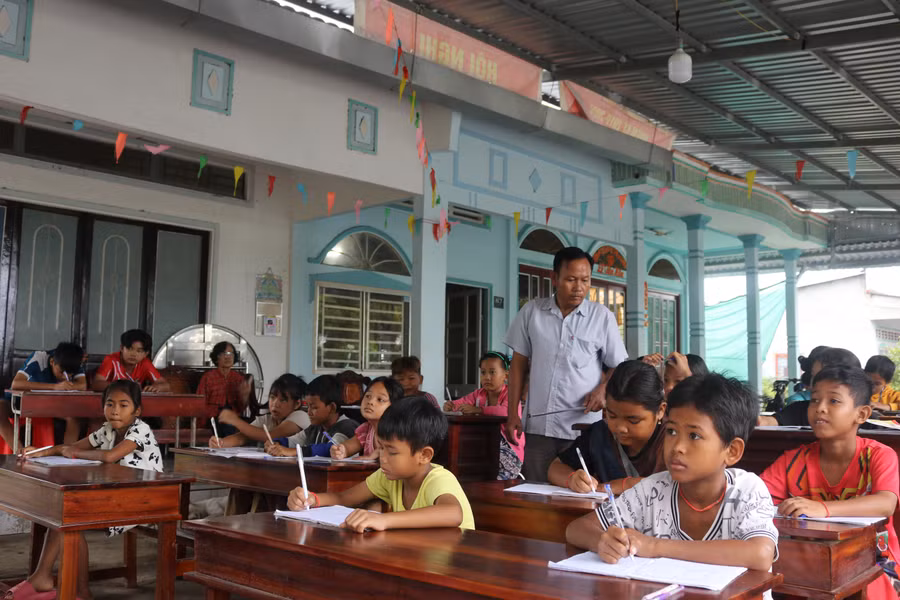 Học sinh theo học lớp dạy chữ Khmer tại ấp Thới Trường 1, xã Cờ Đỏ, TP Cần Thơ.