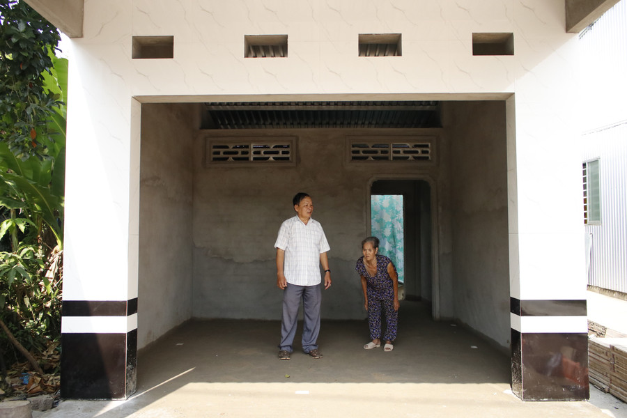 Thời gian qua, nhiều tổ chức chính trị - xã hội, doanh nghiệp, tổ từ thiện, mạnh thường quân quan tâm chăm lo cuộc sống của người nghèo tại Đồng Tháp. ngoi-nha-moi-duoc-to-cat-nha-tinh-thuong-so-2-xa-dinh-yen-xay-dung-tai-huyen-lap-vo.jpg