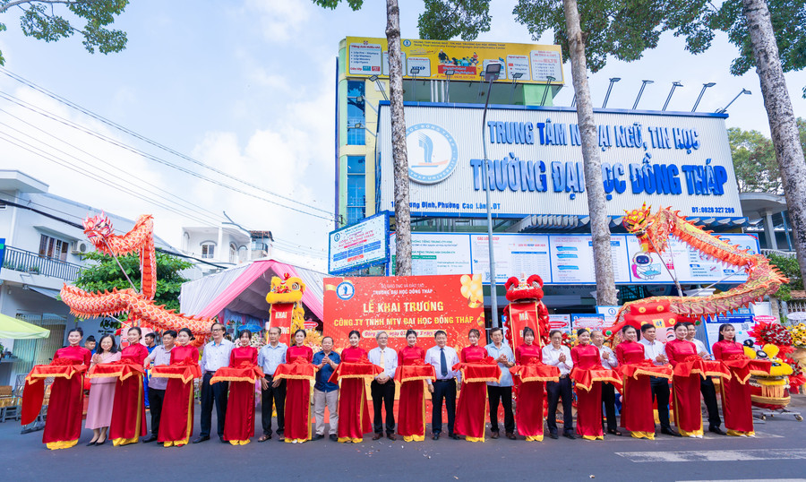 Nghi thức cắt băng khai trương Công ty TNHH MTV Đại học Đồng Tháp. 