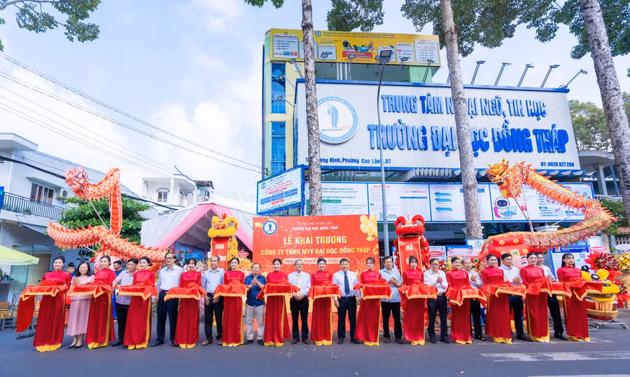 Nghi thức cắt băng khai trương Công ty TNHH MTV Đại học Đồng Tháp. 