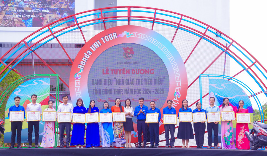 Tuyên dương danh hiệu "Nhà giáo trẻ tiêu biểu" tỉnh Đồng Tháp, năm học 2024 - 2025. 554093337-1213018900861283-4260219319892913004-n.jpg