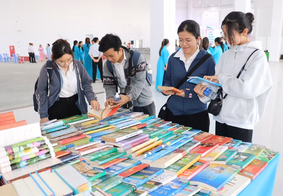 Học sinh, sinh viên đọc và tìm hiểu sách tại buổi lễ. Ảnh: Trần Thi.