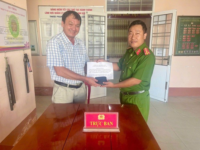 Công an phường Thường Lạc trao trả tài sản, đồ vật đánh rơi cho người dân. Ảnh: Công an Đồng Tháp.