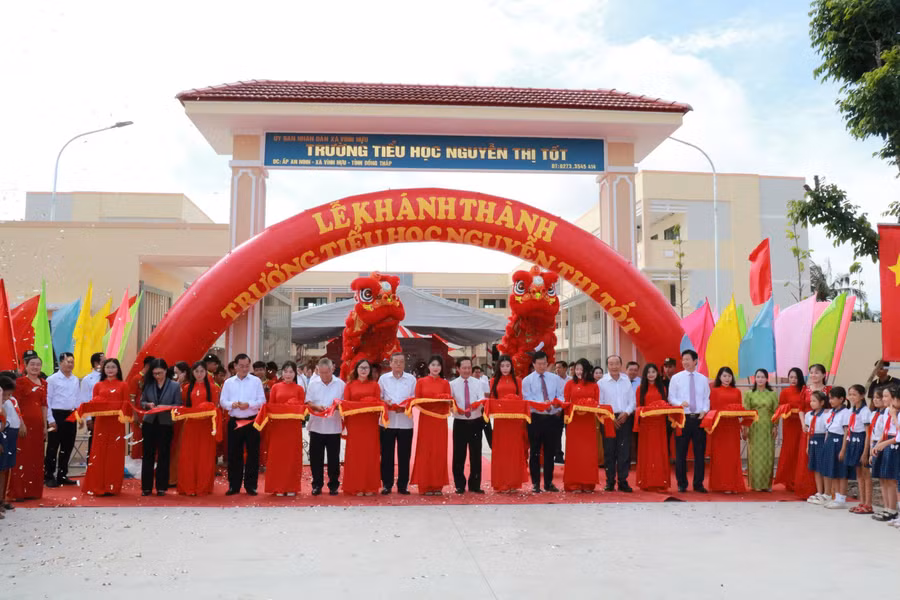 Lãnh đạo Trung ương và tỉnh Đồng Tháp thực hiện nghi thức cắt băng khánh thành.