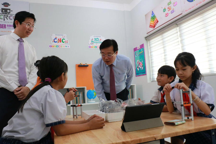 Lãnh đạo tỉnh Đồng Tháp thăm hỏi tình hình học tập của các em học sinh trong ngôi trường vừa khánh thành. z6976212367960-e7408de4cc73b42f662920245f895afe.jpg