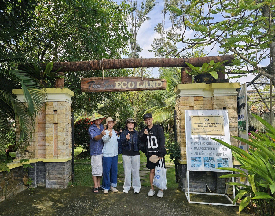 Khách trải nghiệm du lịch tại Thới Sơn Eco Land của vợ chồng chị Hà và anh Huân. Ảnh: Bình An.