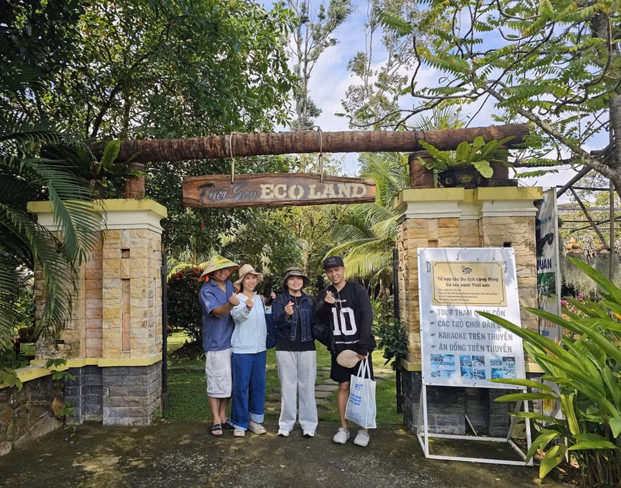 Khách trải nghiệm du lịch tại Thới Sơn Eco Land của vợ chồng chị Hà và anh Huân. Ảnh: Bình An.
