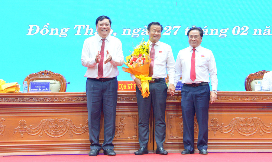 Lãnh đạo UBND tỉnh tặng hoa chúc mừng tân Phó Chủ tịch tỉnh Nguyễn Phước Thiện. 