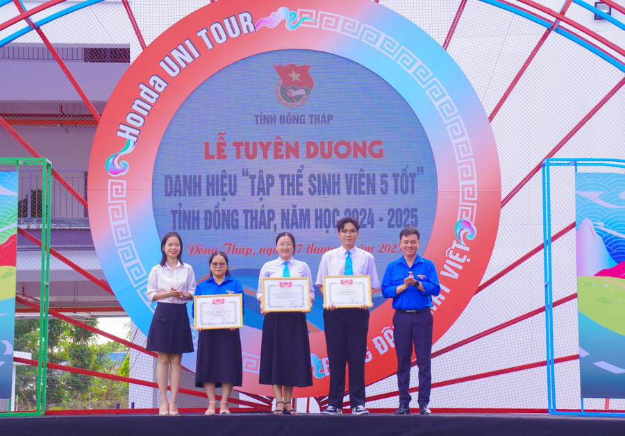 Tuyên dương danh hiệu "Tập thể sinh viên 5 tốt" tỉnh Đồng Tháp, năm học 2024 - 2025. 555601228-1213018767527963-4132126128406761040-n.jpg