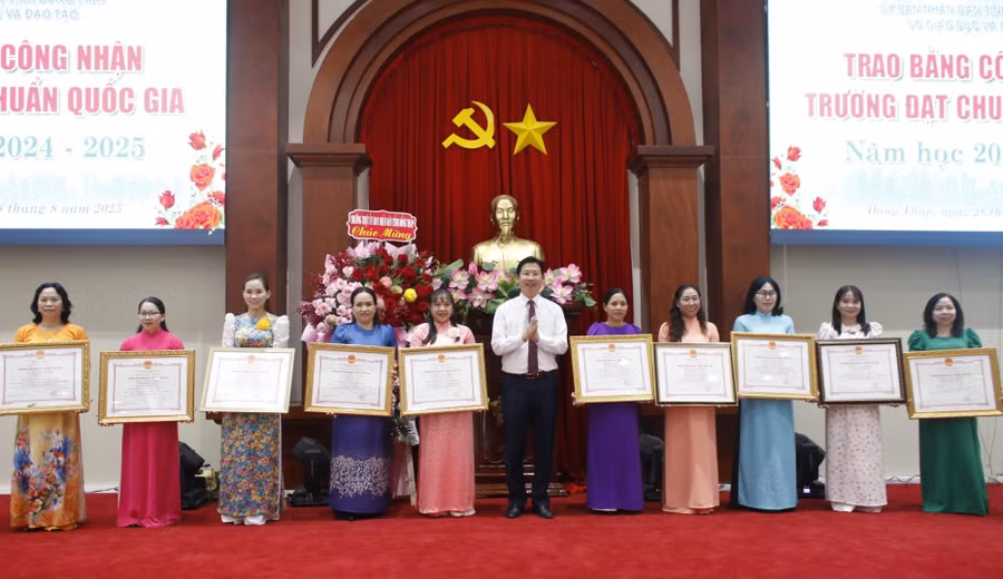 Chủ tịch UBND tỉnh Đồng Tháp Huỳnh Minh Tuấn trao bằng công nhận trường đạt chuẩn Quốc gia cho các cơ sở giáo dục trên địa bàn.