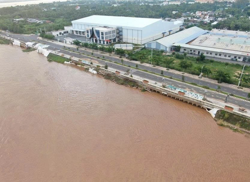 Đoạn kè bị sạt lở.