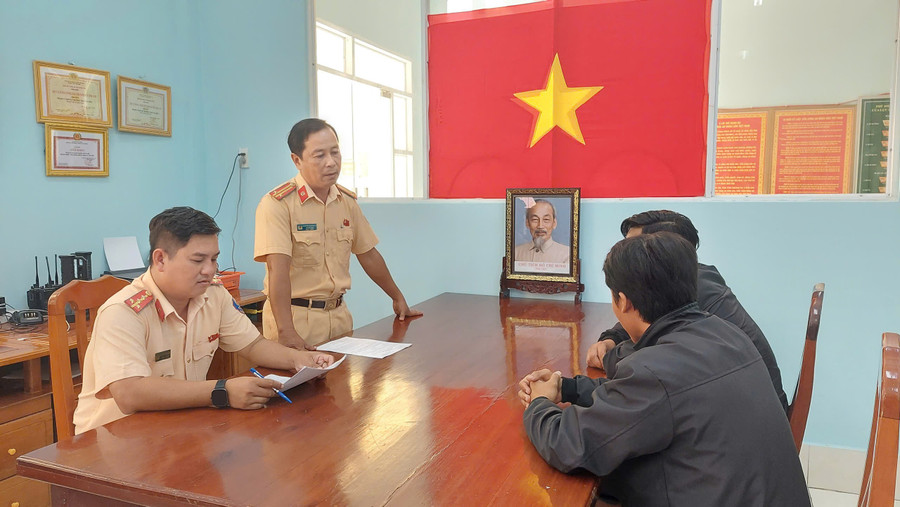Xử phạt 2 thanh niên độ chế động cơ vỏ lãi, tham gia giao thông đường thủy. Ảnh: Phước Thanh.