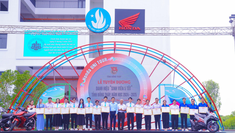 Tuyên dương danh hiệu "Sinh viên 5 tốt" tỉnh Đồng Tháp, năm học 2024 - 2025.