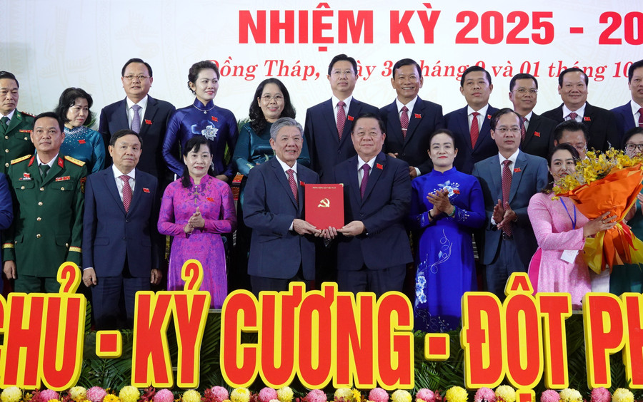 Ông Nguyễn Trọng Nghĩa, Uỷ viên Bộ chính trị, Bí thư Trung ương Đảng, Trưởng Ban Tuyên giáo và Dân vận Trung ương trao quyết định cho Bí thư Tỉnh ủy Đồng Tháp Ngô Chí Cường.