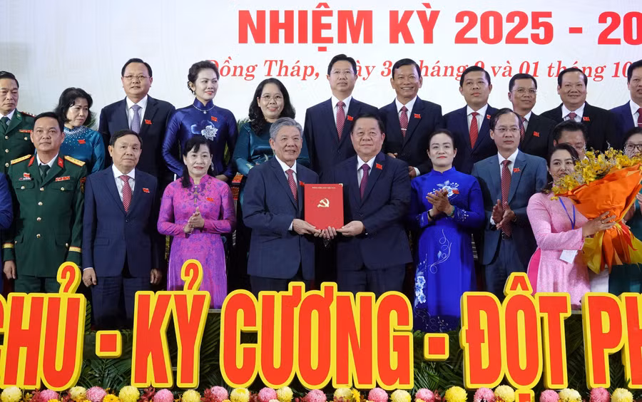 Ông Nguyễn Trọng Nghĩa, Uỷ viên Bộ chính trị, Bí thư Trung ương Đảng, Trưởng Ban Tuyên giáo và Dân vận Trung ương trao quyết định cho Bí thư Tỉnh ủy Đồng Tháp Ngô Chí Cường.