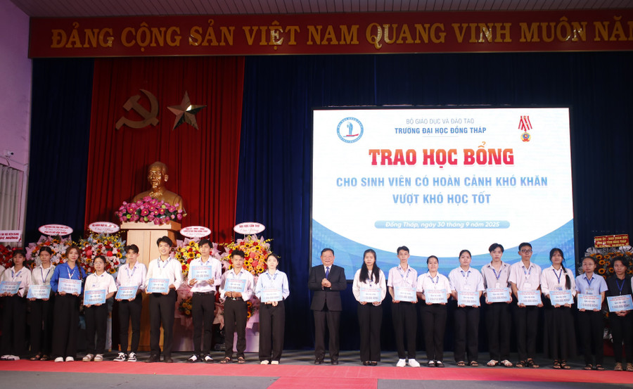 Trường Đại học Đồng Tháp đã trao 20 suất học bổng, mỗi suất trị giá 2 triệu đồng, cho các sinh viên có hoàn cảnh khó khăn nhưng đạt thành tích học tập tốt. anh-4.jpg