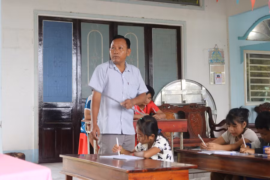 ong-danh-ho-nguoi-dung-lop-giang-day-tai-lop-day-chu-khmer.jpg