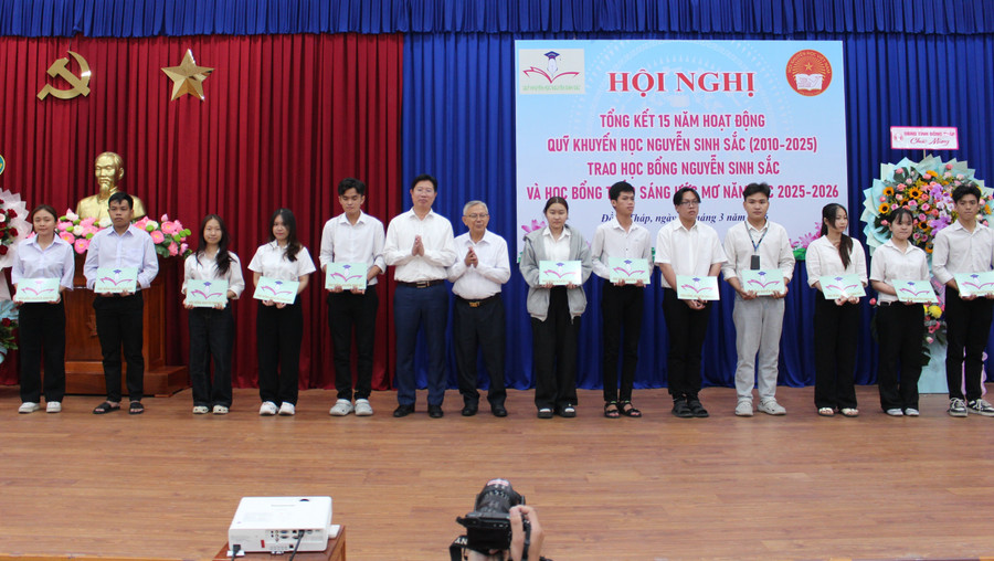 Các đại biểu trao học bổng cho sinh viên.