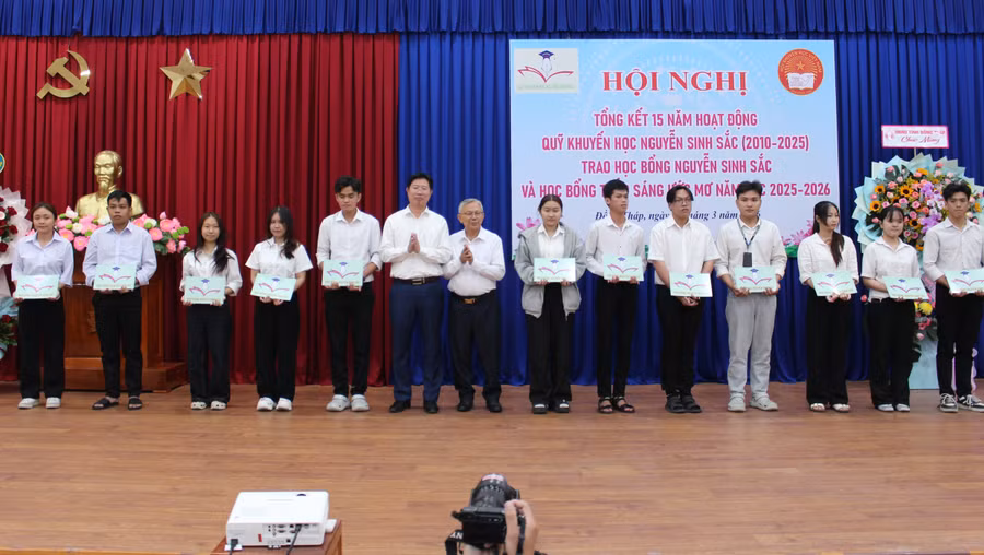 Các đại biểu trao học bổng cho sinh viên.