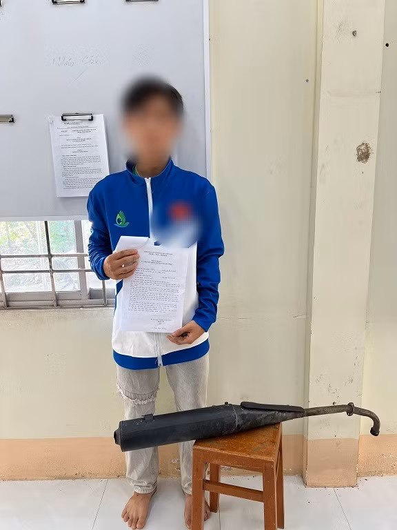 Em Đ. nộp pô độ cho công an xã. (Ảnh: Công an Đồng Tháp)