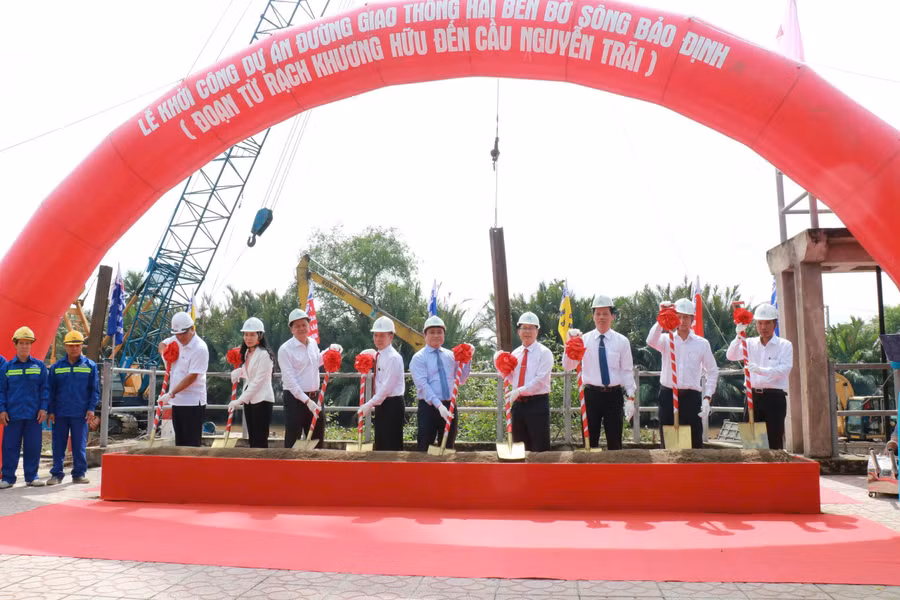 Lãnh đạo tỉnh Đồng Tháp và đơn vị thi công thực hiện nghi thức khởi công Dự án.