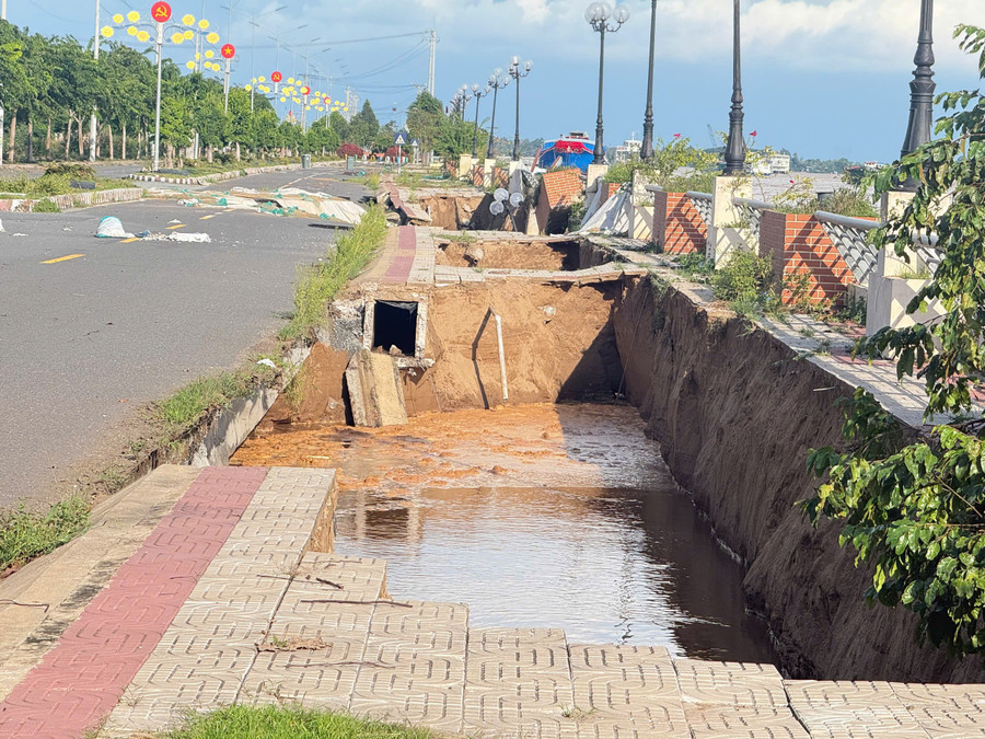 Hiện trường vụ sạt lở kè Thường Thới Tiền chiều 16/10. (Ảnh: CTV) z7125701573469-012d5db3468909fdbaac4020417be710.jpg