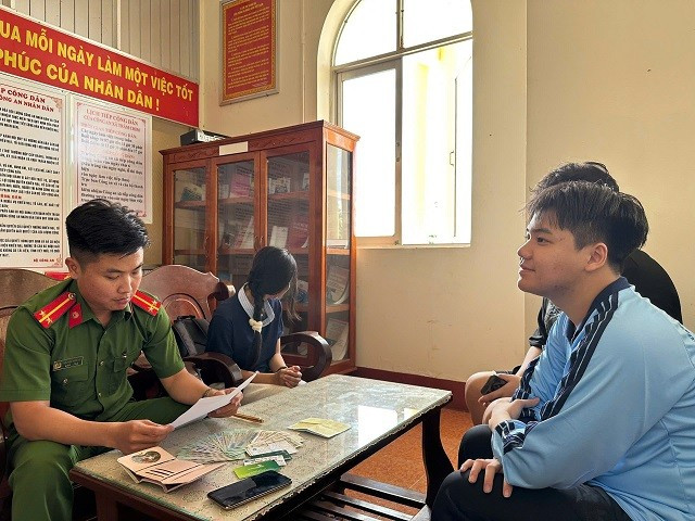Công an xã Tràm Chim tiếp nhận tài sản từ em Nguyễn Minh Triết và Lê Duy Khanh.